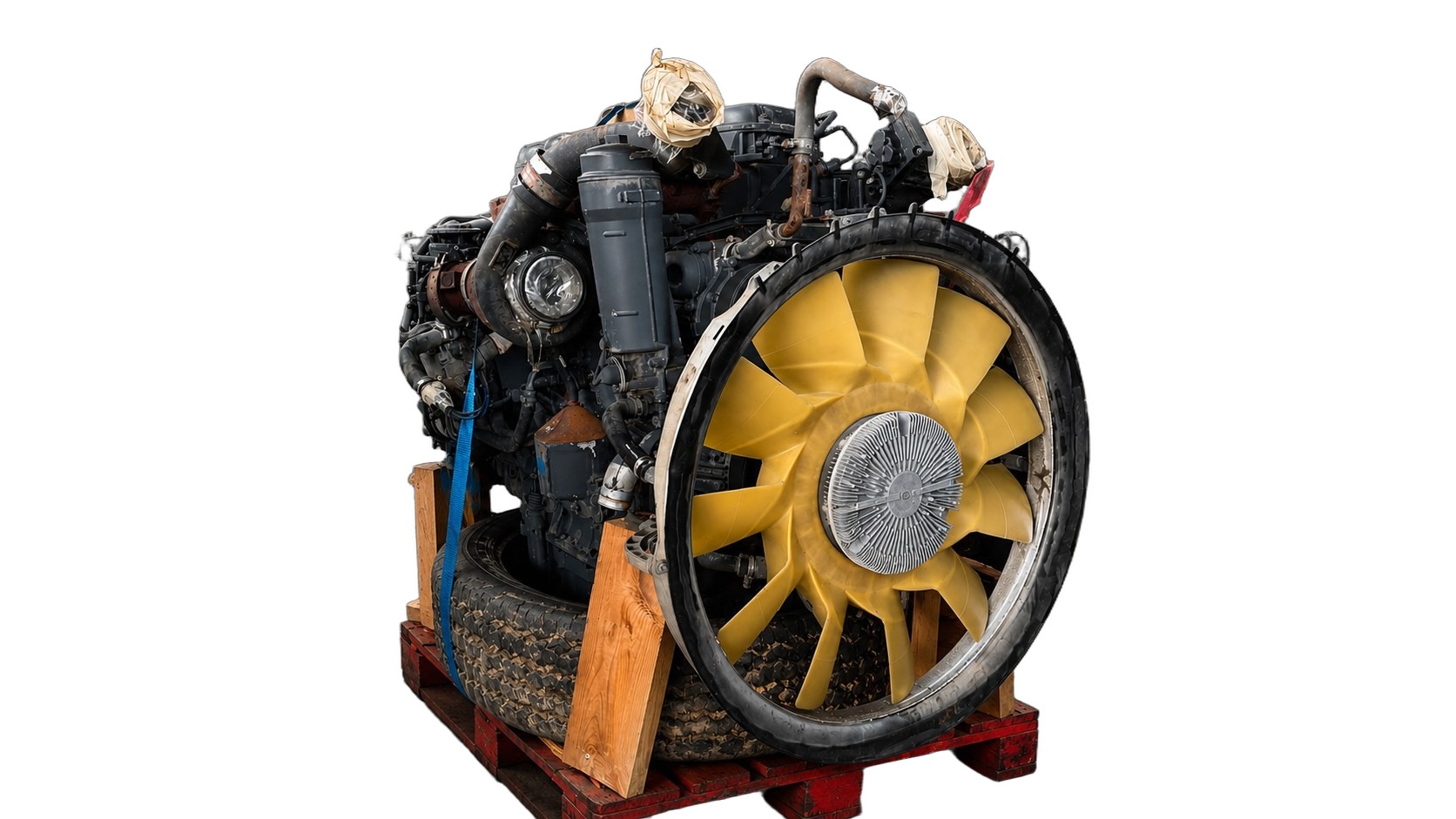 Motor Scania DC09 PDE 270 de 5 cilindros usado, importado de Europa, sobre pallet, fundo blanco